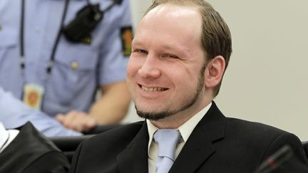 Anders Behring Breivik, accus&eacute; du meurtre de 77 personnes, sourit pendant son proc&egrave;s. (ROALD BERIT / AFP)