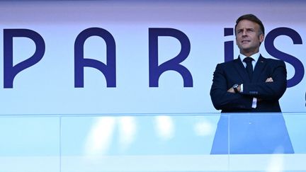 Emmanuel Macron au Stade de France, à Saint-Denis (Seine-Saint-Denis), pour assister aux épreuves d'athlétisme lors des Jeux olympiques, le 10 août 2024. (KIRILL KUDRYAVTSEV / AFP)