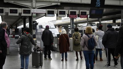 Des passagers en gare de Lyon, le 21 mars 2023 à Paris. (MAGALI COHEN / HANS LUCAS § AFP)