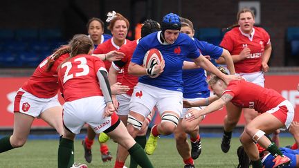 Audrey Forlani, avec le ballon, transperce la défense galloise lors du Tournoi des six nations 2020, le 23 février. (ANNE-CHRISTINE POUJOULAT / AFP)