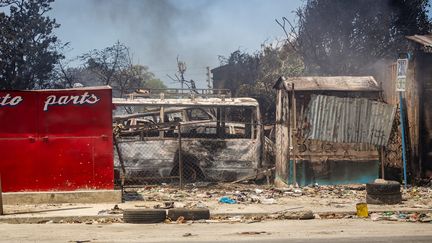 Un garage incendié à Port-au-Prince, à Haïti, le 25 mars 2024. (DAVID LORENS MENTOR / MAXPPP)