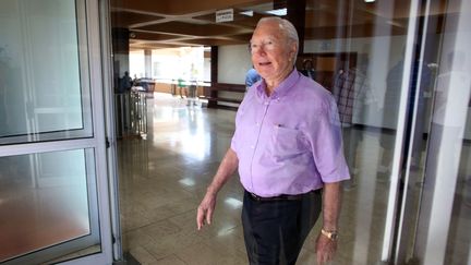 Le s&eacute;nateur et pr&eacute;sident de la Polyn&eacute;sie fran&ccedil;aise Gaston Flosse, &agrave; la sortie du tribunal de Papeete, le 27 janvier 2014. (GREGORY BOISSY / AFP)