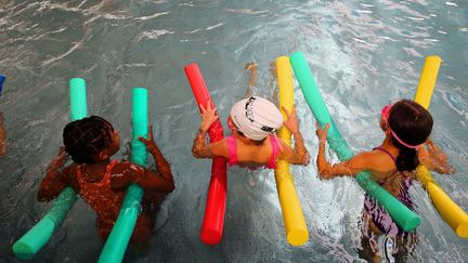 Des enfants dans une piscine apprennent à nager, en octobre 2020.&nbsp; (VANESSA MEYER / MAXPPP)