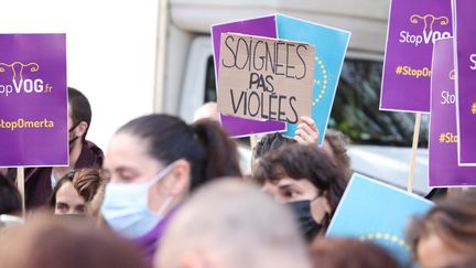 Manifestation contre les violences gynécologiques devant l'hôpital Tenon de Paris, le 2 octobre 2021. (OLIVIER ARANDEL / MAXPPP)