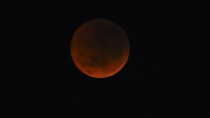 A Perth, en Australie, le ciel était dégagé pour observer l'éclipse, le 28 juillet 2018. (GREG WOOD / AFP)