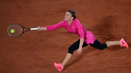 La Roumaine Simona Halep à la peine face à la Polonaise Iga Swiatek, le 4 octobre 2020 (MARTIN BUREAU / AFP)