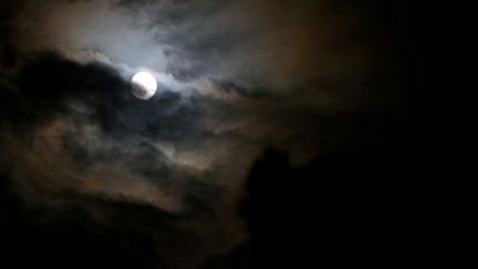 Un clair de lune derrière des nuages. Photo d'illustration. (PHILIPPE ARNASSAN / MAXPPP)