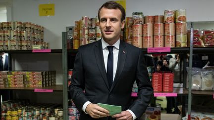 Emmanuel Macron dans un centre des Restos du cœur à Paris, le 21 novembre 2017. (IAN LANGSDON / AFP / POOL)