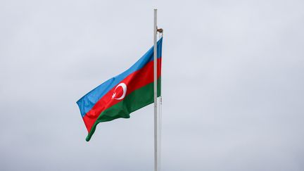 Un drapeau de l'Azerbaïdjan à Choucha, dans la région du Haut-Karabakh, le 23 septembre 2023. (EMMANUEL DUNAND / AFP)