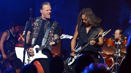 Metallica (James Hetfield et Kirk Hammett au premier plan) jouent un concert privé à l'Apollo de New York le 21 septembre 2013.
 (Theo Wargo/Getty Images for SiriusXM/AFP)