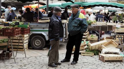 Des habitants de Villeneuve-sur-Lot (Lot-et-Garonne), le 18 mai 2013. (JEAN PIERRE MULLER / AFP)