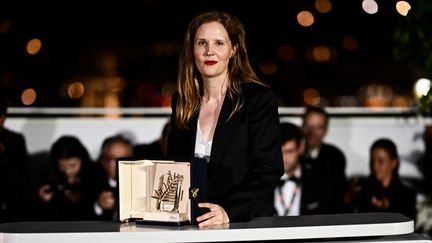 La réalisatrice française Justine Triet remporte, le 27 mai 2023, la Palme d'or de la 76e édition du Festival de Cannes avec son film "Anatomie d'une chute". Son discours engagé contre la réforme des retraites et la "marchandisation de la culture" fait polémique. (LOIC VENANCE / AFP)