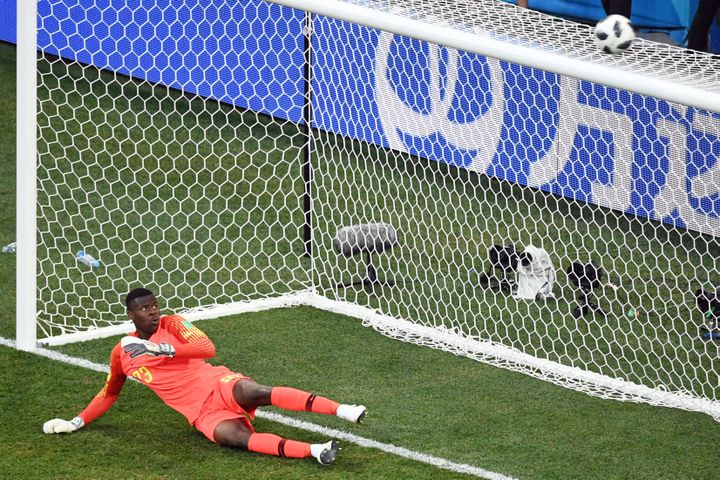 Le gardien nigérian Uzoho, pendant un penalty tiré par les Islandais, le 22 juin 2018 à Volgograd (Russie).&nbsp; (PHILIPPE DESMAZES / AFP)