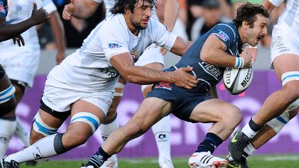 Marc Andreu, ailier de Castres, est tacl&eacute; par&nbsp;Mickael de Marco, deuxi&egrave;me ligne de Montpellier, le 25 mai 2012. (REMY GABALDA / AFP)