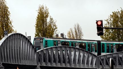 Une rame de métro sur la ligne 2 à Paris, le 26 novembre 2019. (LIONEL BONAVENTURE / AFP)