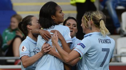 Wendy Renard (de dos, au centre) est f&eacute;licit&eacute;e apr&egrave;s le but inscrit contre l'Espagne dans le cadre de l'Euro-2013 dames, le 15 juillet 2013. (JONATHAN NACKSTRAND / AFP)