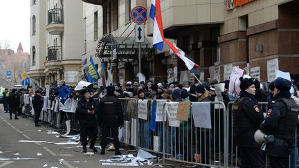 "C'est l'ambassade des meurtriers", à Moscou, des manifestants se massent devant l'ambassade de Turquie