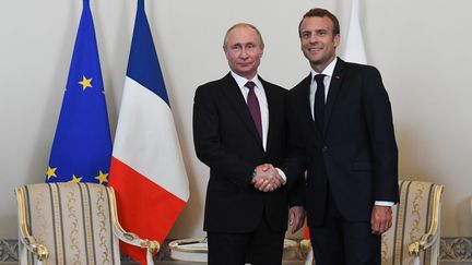 Vladimir Poutine (à gauche) et Emmanuel Macron, à Saint-Pétersbourg (Russie), le 24 mai 2018. (KIRILL KUDRYAVTSEV / AFP)