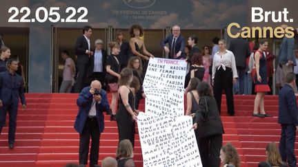 Vêtements et fumigènes noirs, poings levés, et liste des 129 victimes de féminicide entre leurs mains… A l’occasion du Festival de Cannes 2022, l’équipe du film “Riposte féministe” accompagnée des “Colleuses”, s'est réunie pour faire passer un message bien particulier. (BRUT / FRANCEINFO)