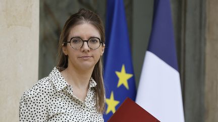 La ministre des Solidarités et des Familles, Aurore Bergé, le 8 novembre 2023 à la sortie du palais de l'Elysée, à Paris. (LUDOVIC MARIN / AFP)