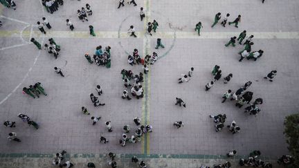 Des écoliers jouent dans la cour de récréation, dans une école de&nbsp;Ezbet al-Nakhln au nord du Caire, le 13 octobre 2018. (MOHAMED EL-SHAHED / AFP)