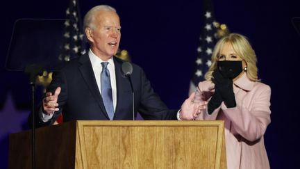 Joe Biden et son épouse, Jill, lors de sa réaction aux premiers résultats de l'élection américaine, à Wilmington (Delaware), dans la nuit du 4 novembre 2020.&nbsp; (WIN MCNAMEE / GETTY IMAGES NORTH AMERICA)
