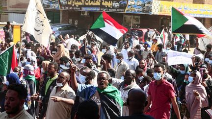 Des manifestants à Khartoum, au Soudan, contre le&nbsp;pouvoir militaire arrivé au pouvoir après un coup d'Etat, le 19 décembre 2021. (AFP)