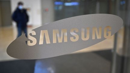 Le logo de la compagnie sud-coréenne Samsung, au siège de la firme à Séoul, le 8&nbsp;janvier 2020. (JUNG YEON-JE / AFP)