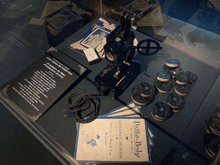 Le projecteur Pathé Kid, commercialisé à partir de 1922, exposition&nbsp;"De Popeye à Persépolis", musée de la Cité internationale de la bande dessinée d'Angoulême, du 26 janvier au 6 novembre 2022&nbsp; (Laurence Houot / FRANCEINFO CULTURE)