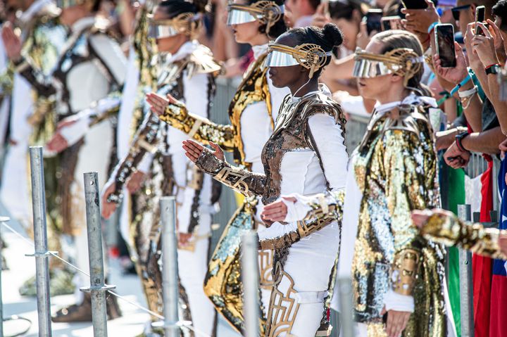 Des danseurs lors du spectacle d'ouverture du premier jour du festival de musique électronique Tomorrowland, vendredi 15 juillet 2022, à Boom. (JONAS ROOSENS / BELGA MAG)