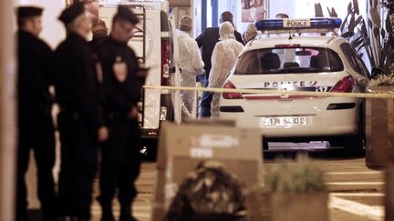 La police recherche des indices sur les lieux o&ugrave; le pr&eacute;sident de la CCI de Corse-de-Sud, Jacques Nacer, a &eacute;t&eacute; tu&eacute; par balle le 14 novembre 2012 &agrave; Ajaccio. (PASCAL POCHARD-CASABIANCA / AFP)