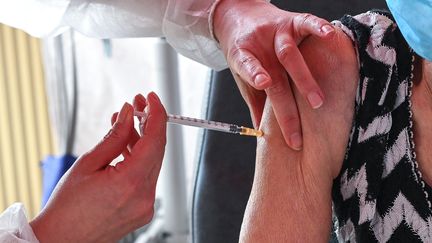 Une infirmière administre une dose d'un vaccin contre le Covid-19 à une patiente d'un hôpital à Dunkerque (Nord), le 17 février 2021. (DENIS CHARLET / AFP)