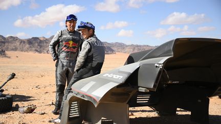 Stéphane Peterhansel et son copilote Edouard Boulanger ont été obligés de s'immobiliser après avoir arraché le train arrière de leur véhicule lors de la première étape du Dakar 2022, le 2 janvier. (FRANCK FIFE / AFP)