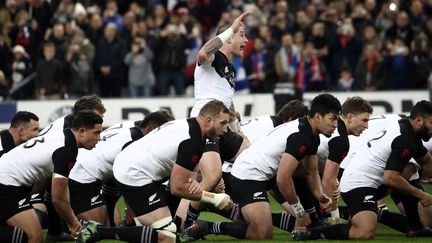 L'équpe des All Black de Nouvelle-Zélande pendant leur hake, au Stade de france à Saint-Denis, le 11 novembre. (MAXPPP)