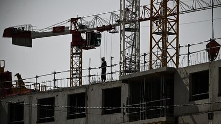 Un ouvrier travaillant sur un chantier à Bordeaux (Gironde), le 14 septembre 2021.&nbsp; (PHILIPPE LOPEZ / AFP)