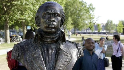 Buste de Toussaint Louverture (20 mai 1743 - 7 avril 1803) qui combattit l'esclavage à Saint Domingue, installé sur la rive droite, dans le&nbsp;parc des Berges, à Bordeaux. (PATRICK BERNARD / AFP)