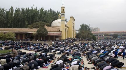 Des musulmans ouïgours prient à Kashgar, dans le Xinjiang (Chine). (GO TAKAYAMA/AFP)