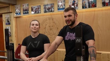 Le journaliste Samuel Ollivier, présent sur le plateau du 8 Heures, jeudi 13 avril, s'intéresse à un sport dérivé de l'haltérophilie : la force athlétique. Rencontre avec Clara et Nicolas Peyraud, tous les deux champions de France, d'Europe et du monde dans cette discipline.