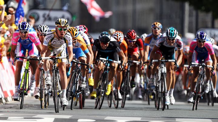 Le coureur britannique Mark Cavendish (en jaune et blanc) se d&eacute;tache du peloton pour remporter l'&eacute;tape du Tour de France &agrave; Bordeaux, le 23 juillet 2010.&nbsp; (BRYAN LENNON / GETTY IMAGES EUROPE)