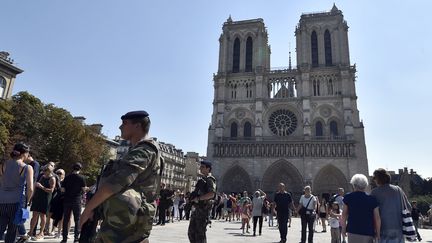 Une voiture contenant plusieurs bonbonnes de gaz a &eacute;t&eacute; retrouv&eacute;e dans la nuit de samedi 3 au dimanche 4 septembre 2016, &agrave; proximit&eacute; de la cath&eacute;drale Notre-Dame &agrave;&nbsp;Paris. (ALAIN JOCARD / AFP)