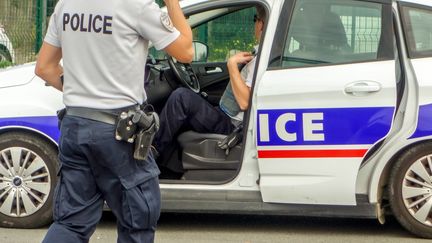 Deux policiers armés (illustration). (PHILIPPE HUGUEN / AFP)