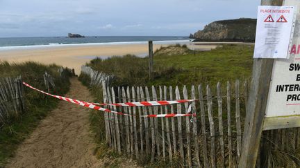 Une plage de Camaret-sur-Mer (Finistère) fermée après la découverte de ballots de cocaïne échoués, le 13 novembre 2019. (FRED TANNEAU / AFP)