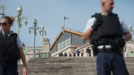 Un homme a été abattu à Marseille (Bouches-du-Rhône), le 1er octobre 2017, après avoir tué deux passants dans une attaque au couteau, perpétrée près de la gare Saint-Charles. (BERTRAND LANGLOIS / AFP)