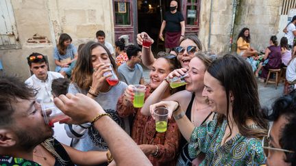 Des clients trinquent à la réouverture des bars à La Rochelle (Charente-Maritime), le 4 juin 2020.&nbsp; (MAXPPP)