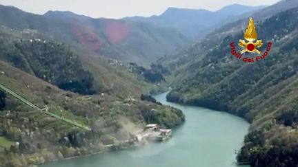 Une vue aérienne après l'explosion dans une centrale hydroélectrique Enel Green Power sur le lac de Suviana (Italie), le 9 avril 2024. (VIGILI DEL FUOCO / AFP)