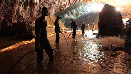 Avec cette eau trouble, impossible de consulter sa montre ou sa boussole.&nbsp;Les plongeurs ont installé une corde le long de la paroi pour leur permettre de se guider.


 (HANDOUT / ROYAL THAI NAVY / AFP)