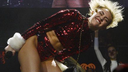 La chanteuse Miley Cyrus en concert au Staples Center &agrave; Los Angeles (Californie, Etats-Unis), le 6 d&eacute;cembre 2013. (KEVORK DJANSEZIAN / REUTERS)