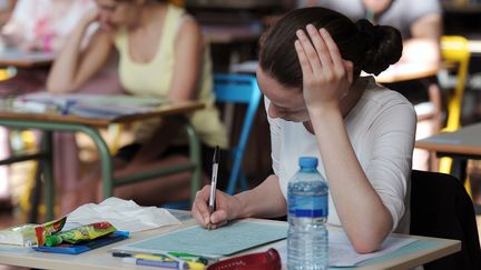 Une candidate au baccalaur&eacute;at passe l'&eacute;preuve de philosophie dans un lyc&eacute;e de Strasbourg (Bas-Rhin), le 17 juin 2013.&nbsp; (FREDERICK FLORIN / AFP)