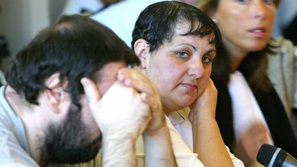 Myriam Badaoui, au centre, le 8 juin 2004 au palais de justice de Saint-Omer (Pas-de-Calais), lors du proc&egrave;s de l'affaire d'Outreau. (PHILIPPE HUGUEN / AFP)