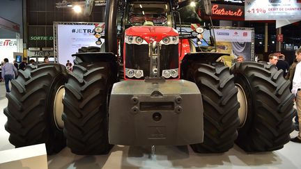 Tracteur Massey Fergusson présenté au salon de l'Agriculture à Paris, le 26 février 2017. (CHRISTOPHE ARCHAMBAULT / AFP)